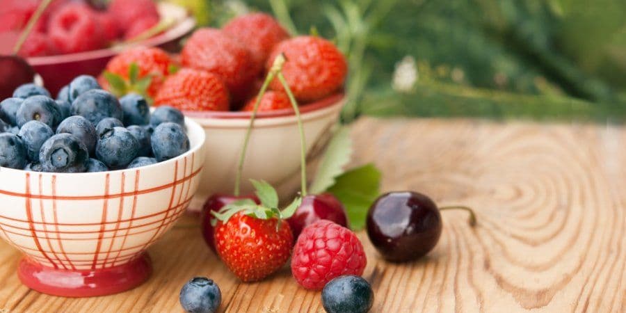 Сладко и полезно. Как правильно есть ягоды и фрукты - Health is Wealth