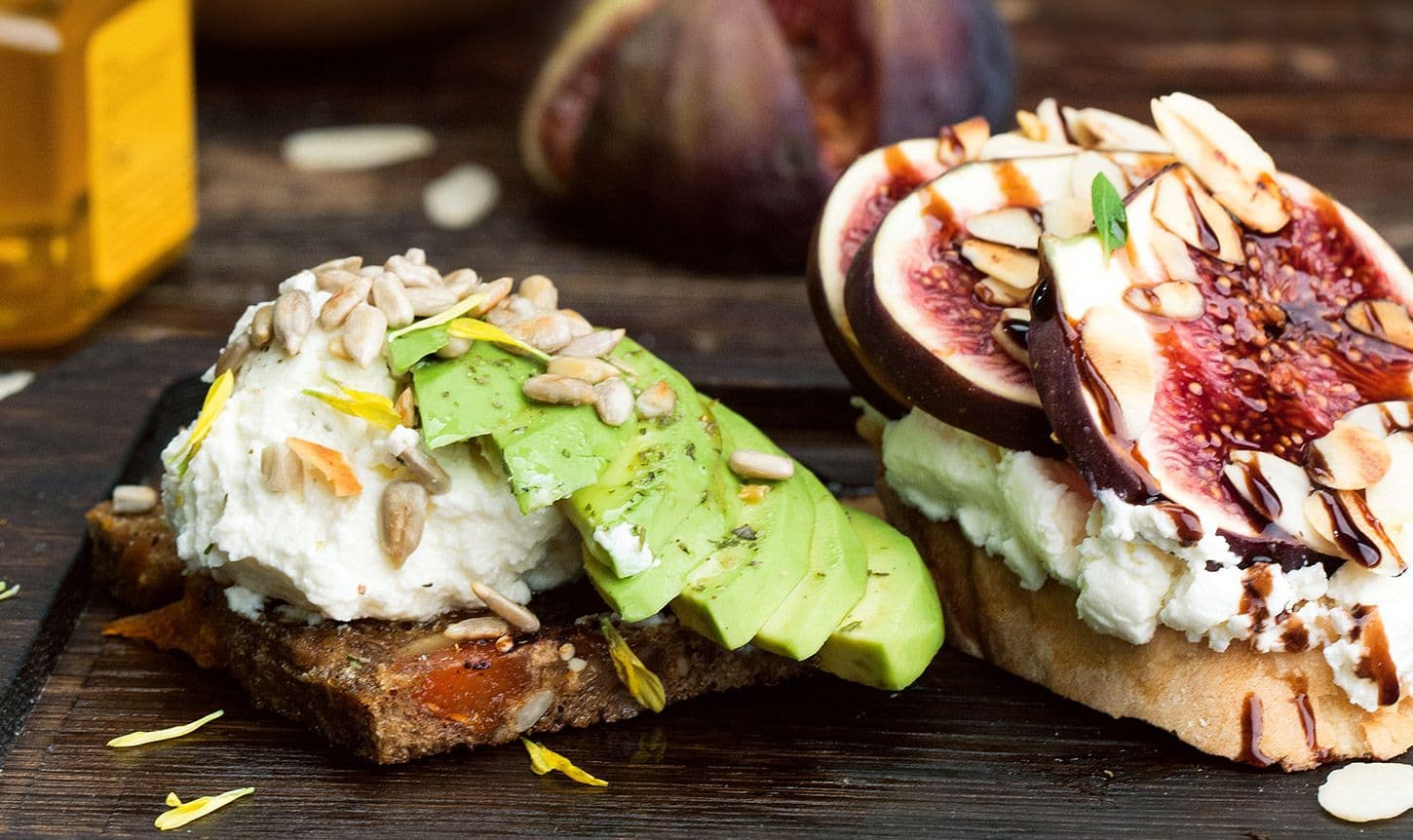 avokado-tost-s-inzhirom-i-kozim-syrom