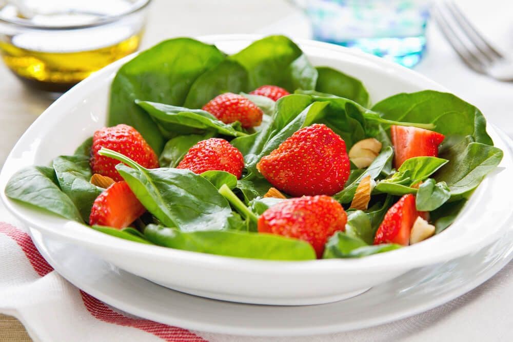 klubnichnyj-salat-so-shpinatom-i-orehami