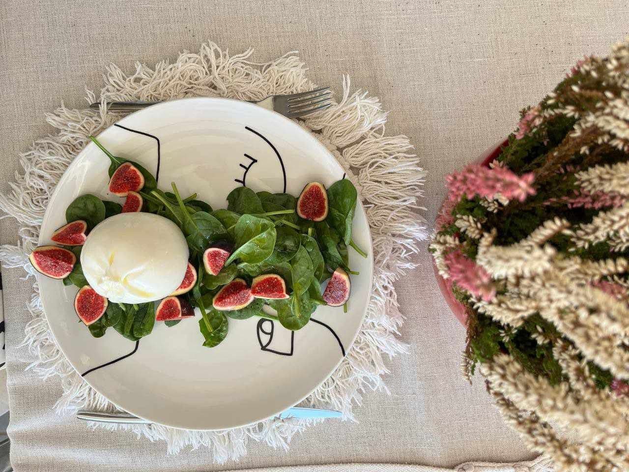 salat-z-inzhyrom-burratoyu-ta-shpynatom