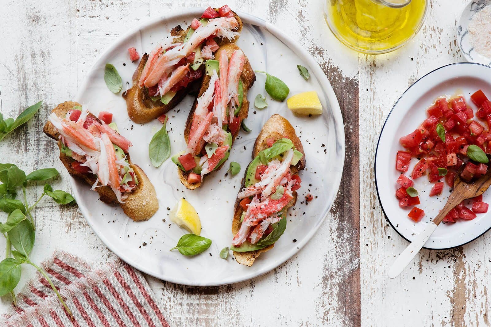 tost-iz-krabom-ta-avokado